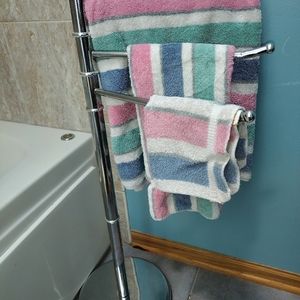 NEW Bathroom Floor Standing Towel Rack - Chrome Metal. New in box.